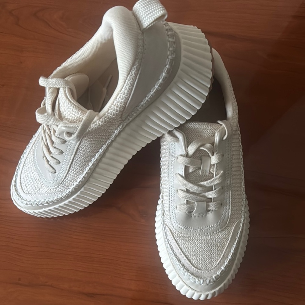 Dolce Vita  Cream Sneakers